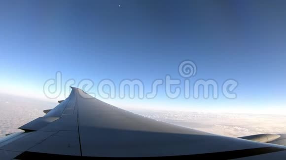 4K美丽的云从上面看到通过飞机窗口飞机旅行视频的预览图
