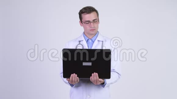 年轻快乐的帅哥医生用笔记本电脑视频的预览图