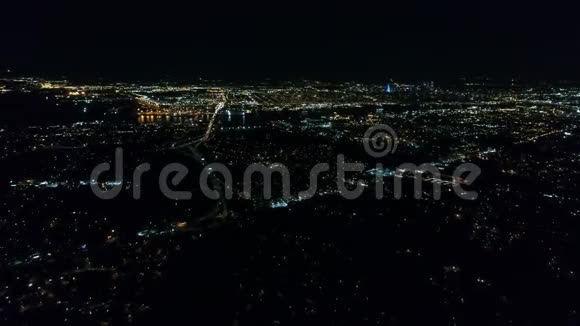 夜间飞往费城市区的鸟瞰图视频的预览图