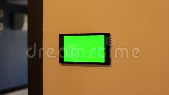 墙上的智能家居控制装置视频的预览图