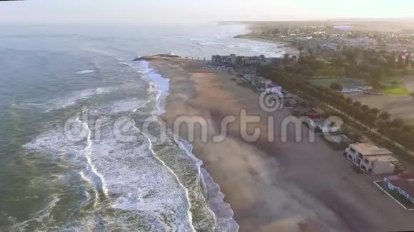 斯瓦科普蒙德的景色和大西洋的波浪视频的预览图
