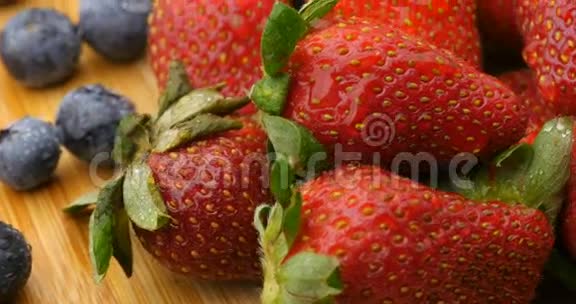 水果健康新鲜天然草莓和浆果视频的预览图