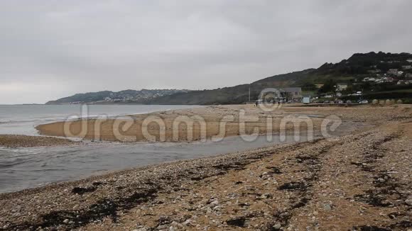 英国多赛特海滩有鹅卵石石和海岸线视频的预览图