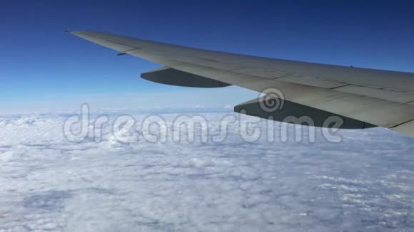 4K美丽的云从上面看到通过飞机窗口飞机旅行视频的预览图