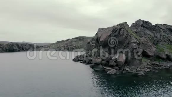 雄伟的空中飞行穿越史诗般的冰岛景观视频的预览图