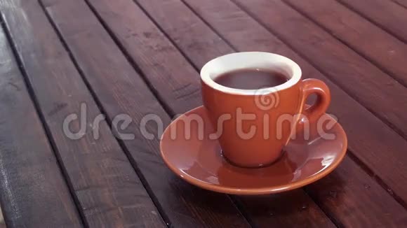 咖啡放在木制棕色桌子上视频的预览图
