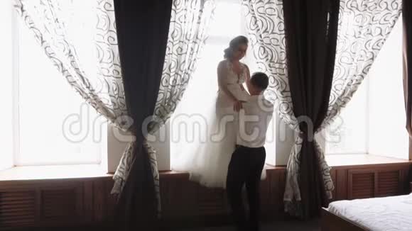 新婚夫妇在公寓里美丽的新娘和新郎在富裕的室内视频的预览图