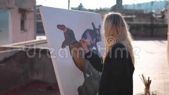 年轻的女画家在家画屋顶视频的预览图