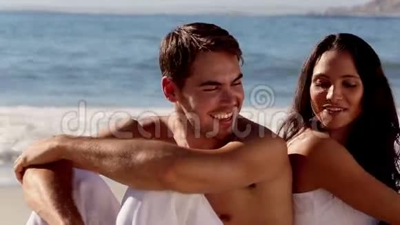 很有魅力的情侣背靠背在海滩上视频的预览图