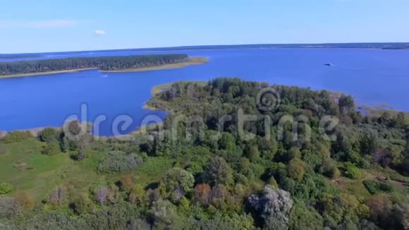 俄罗斯塞利格湖小岛森林鸟瞰图视频的预览图