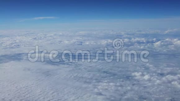 4K天空和云彩的奇妙景色从上面的阳光视频的预览图