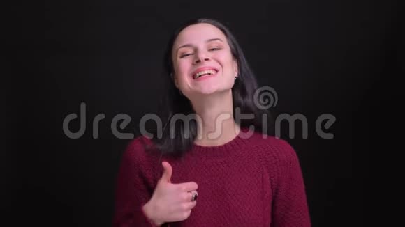 成年白种人女性的特写镜头在看镜头的时候竖起大拇指微笑视频的预览图