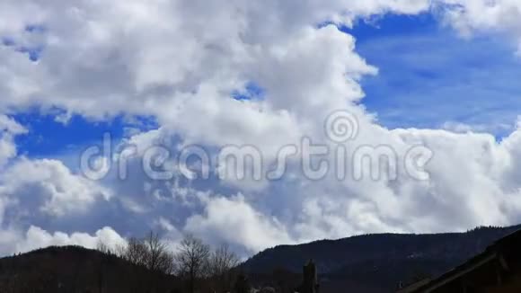 比利牛斯山脉积云的时间推移视频的预览图