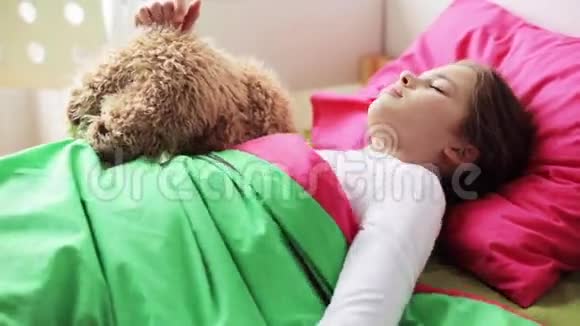 带着玩具熊在家睡觉的小女孩视频的预览图