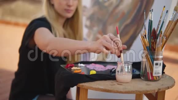 年轻的女画家在家画屋顶视频的预览图