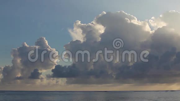海洋上方美丽的日出视频的预览图