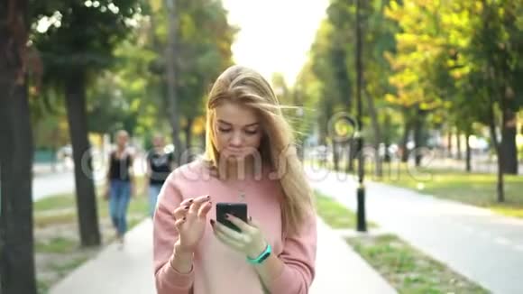 女孩在街上使用智能手机视频的预览图