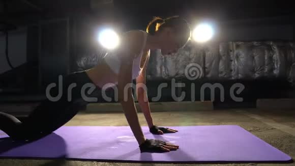 健身妇女锻炼伸展手臂腿视频的预览图