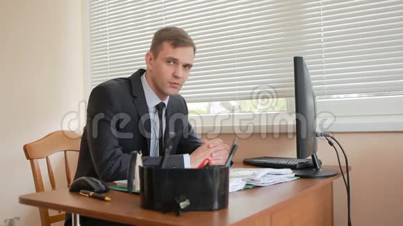 办公室的经理坐在桌边厌倦了工作视频的预览图