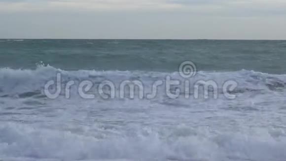 西班牙科斯塔布拉瓦帕拉莫斯阳光明媚的一天大浪视频的预览图