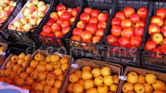 在街上市场上展示苹果农场市场视频的预览图