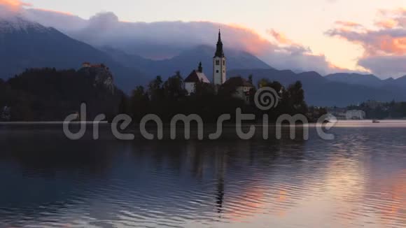 布莱德湖斯洛文尼亚与圣玛丽教堂在小岛上的水和美丽的日落视频的预览图