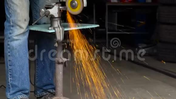 角磨机的男工正在切割金属视频的预览图