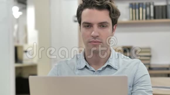 工作中的笔记本电脑在线视频聊天视频的预览图