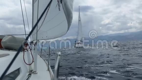 在开阔的海洋里用白色的帆装船豪华游艇视频的预览图