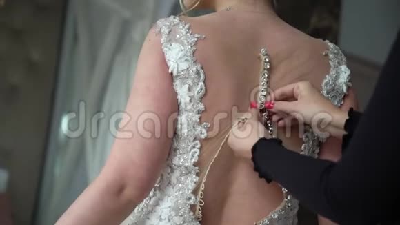 钮扣新娘婚纱视频的预览图