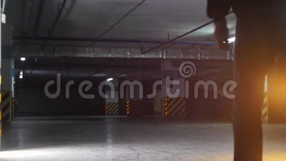 地下停车场一个年轻人在滑板上视频的预览图