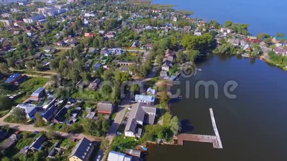 俄罗斯塞利格湖的奥斯塔什科夫镇和码头的鸟瞰图视频的预览图