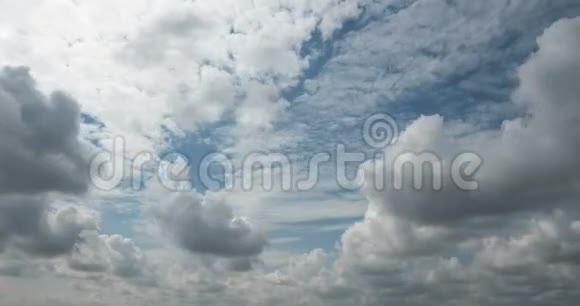 飞翔的积云美丽的云过程视频的预览图