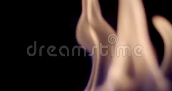 火焰隔离在黑色背景上视频的预览图