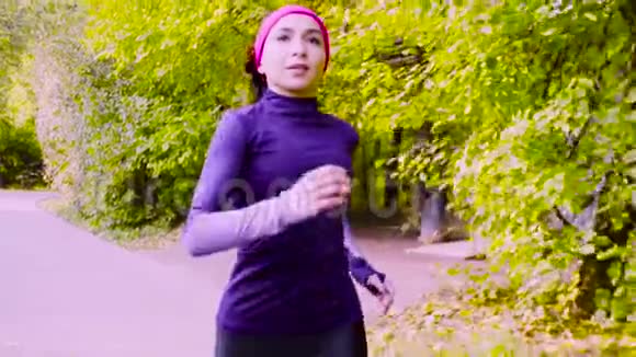 年轻的女人在公园里跑步健身视频的预览图