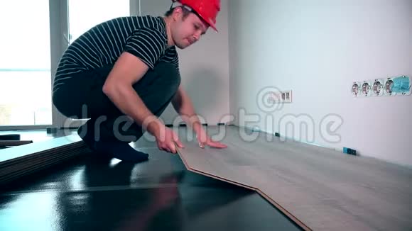 木工工人在室内安装层压板地板视频的预览图