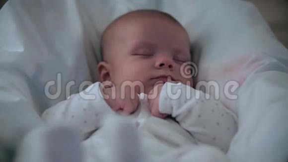 婴儿睡在床上视频的预览图