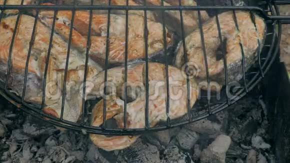 烧烤鲑鱼烧烤用白酱和柠檬做腌料视频的预览图