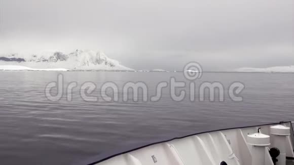 雪山从南极洲的船海上俯瞰视频的预览图