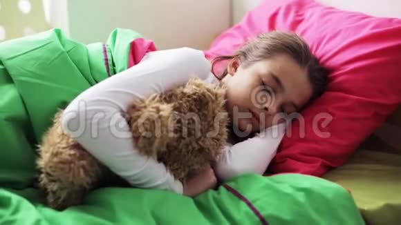 带着玩具熊在家睡觉的小女孩视频的预览图