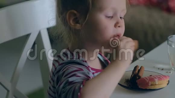 一个女孩在家吃饭视频的预览图