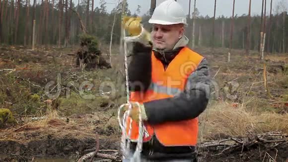 在森林里户外用绳子的工人视频的预览图