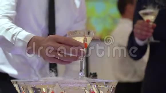 香槟酒杯塔视频的预览图