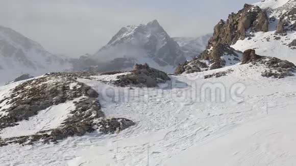 滑雪提升雪域景观视野视频的预览图