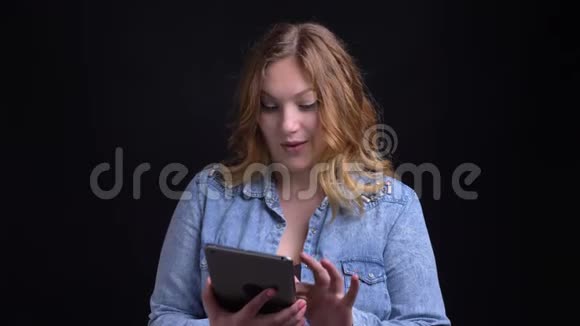 用平板电脑特写白种人成年女性的肖像并用绿色屏幕拍摄微笑视频的预览图