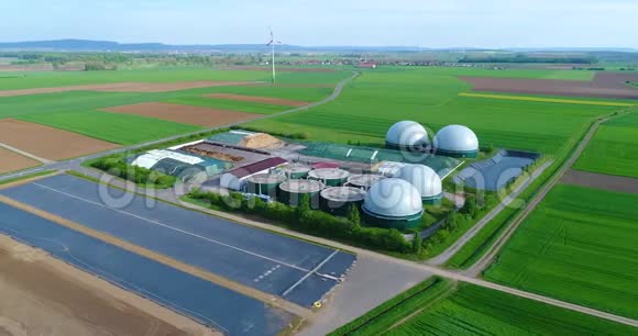 从猪场通过沼气厂的摄像头飞行生物质可再生能源现代农业欧洲联盟视频的预览图