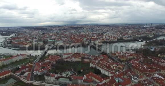 捷克共和国布拉格的鸟瞰图视频的预览图