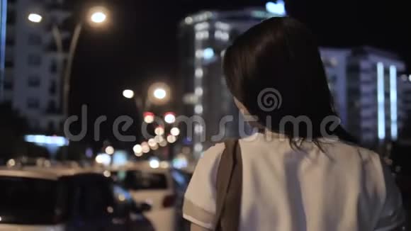 户外生活方式年轻女性走街串巷背包旅行时尚休闲服装晚上视频的预览图