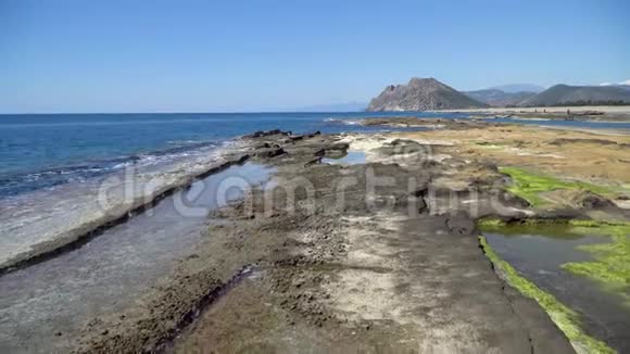 土耳其安塔利亚省GazipasaKoru海滩的自然岩层视频的预览图
