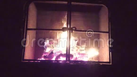 壁炉里的火燃烧着火焰的火焰视频的预览图